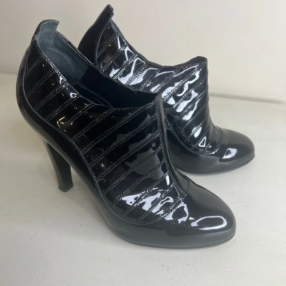 Chanel Size 39 Black Patent Leather Ribbed Ankle Boots Paris New York Collection